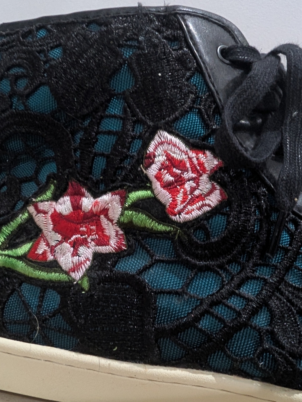 Steve Madden Men’s Black Lace Floral Rose High Top Sneakers Size 12 - Picture 3 of 10